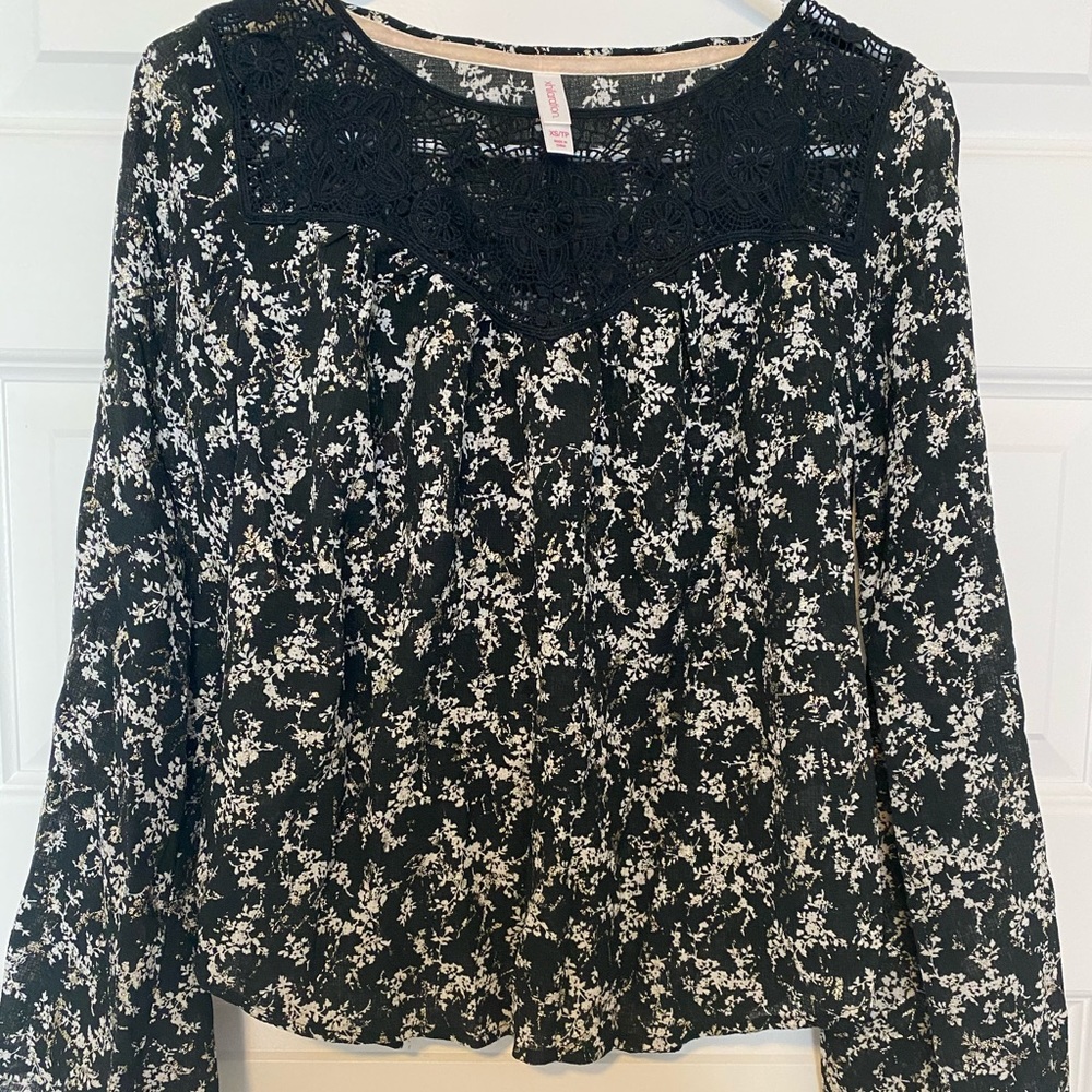 Xhilaration Long Bell Sleeve Flowy Top XS